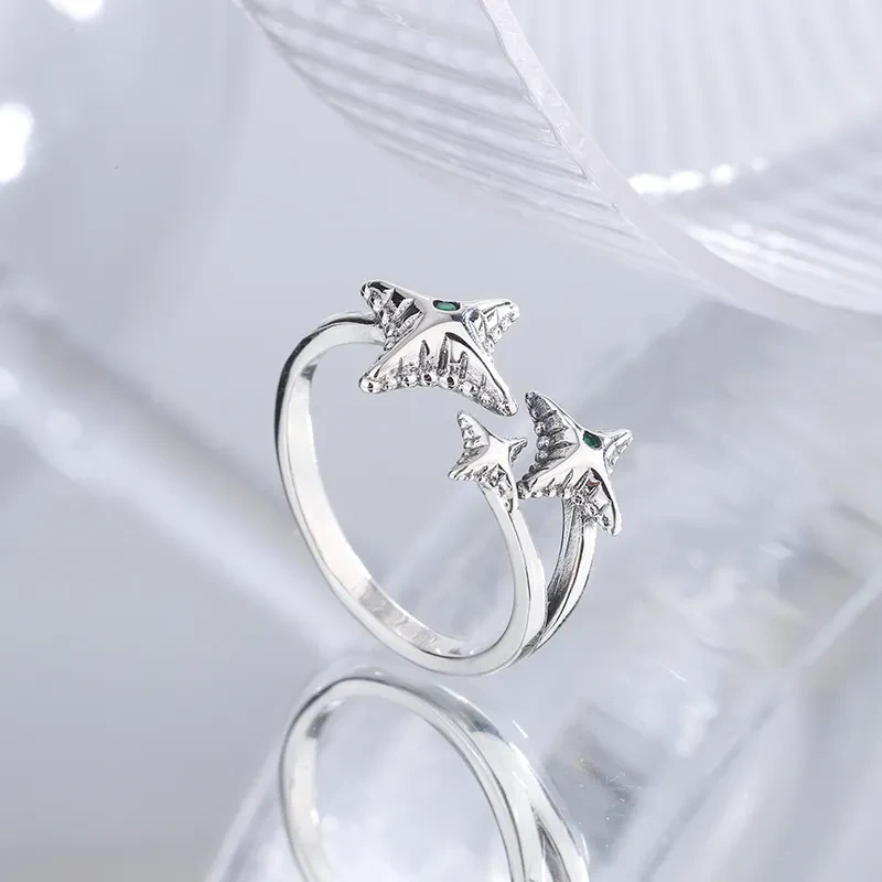 Anillo de plata de ley con diseño de nicho y piedra de luna de meteorito con textura irregular