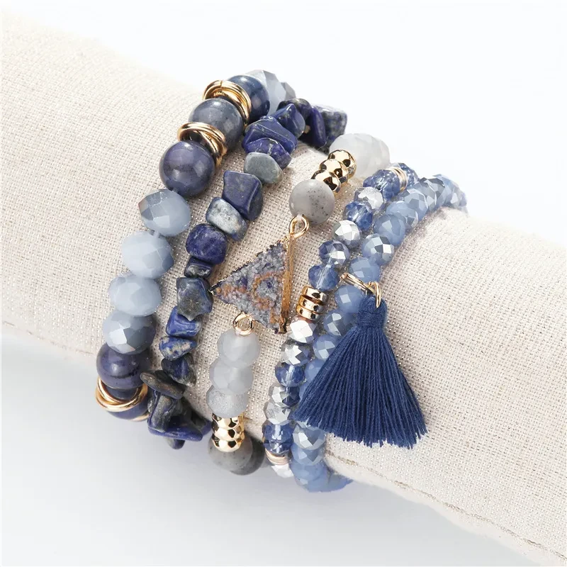 Pulsera multicapa con borlas de grava y cuentas de cristal con piedras atadas