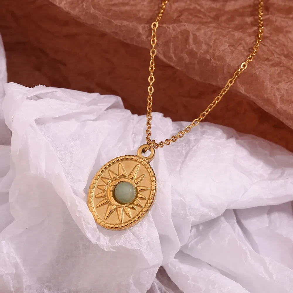 Collar con colgante de sol ovalado de piedra natural, de acero inoxidable y baño de oro de 18 quilates.