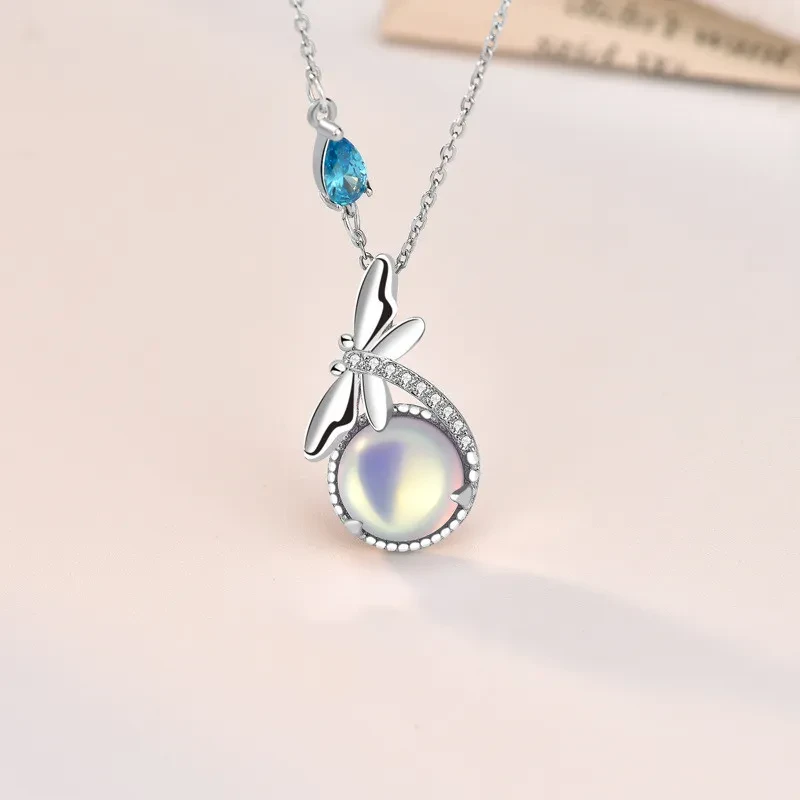 Collar de plata de ley S925 para mujer con microincrustaciones de piedra y candado de hueso.