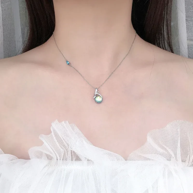 Collar de plata de ley S925 para mujer con microincrustaciones de piedra y candado de hueso.