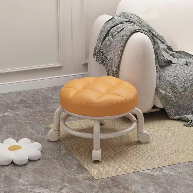 Silla pequeña con ruedas universal y respaldo de plástico