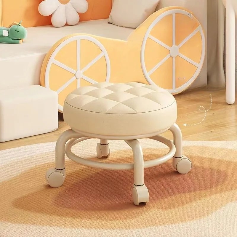 Silla pequeña con ruedas universal y respaldo de plástico
