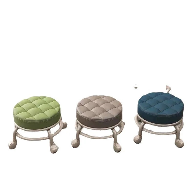 Silla pequeña con ruedas universal y respaldo de plástico