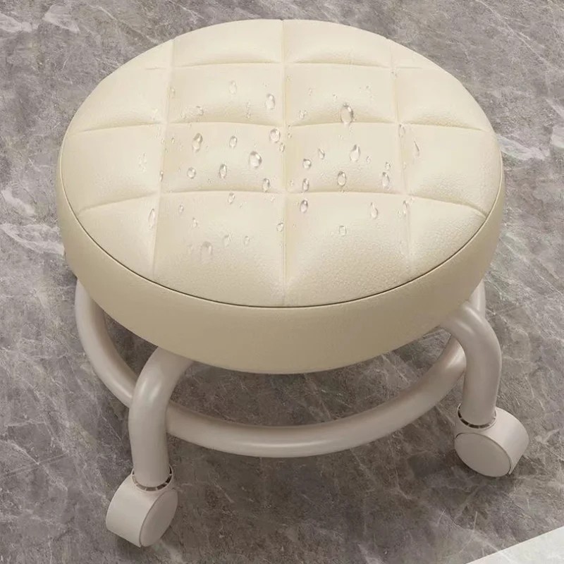 Silla pequeña con ruedas universal y respaldo de plástico