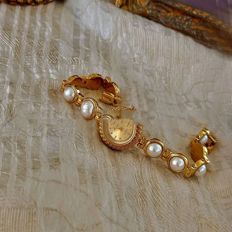 Nuevo reloj de pulsera de perlas de lujo ligero de mediados de la antigüedad con temperamento