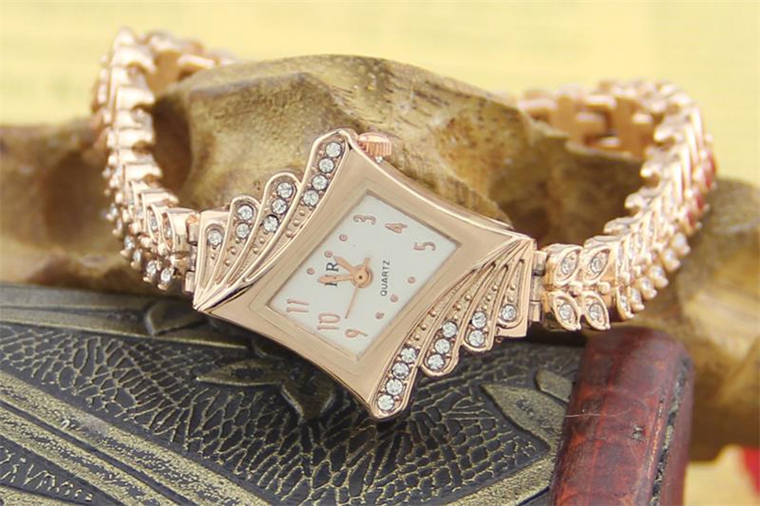 Reloj de pulsera de metal con forma de trigo y pavé de piedra para mujer, color oro rosa
