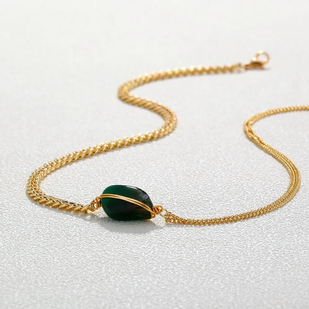 Collar de piedra natural verde de doble cadena con diseño de nicho, hecho a mano y con forma especial.