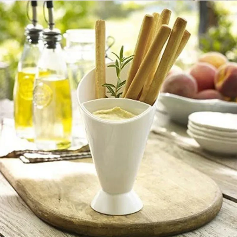 Taza de ensalada de verduras con papas fritas estilo occidental, vajilla creativa diagonal estilo occidental