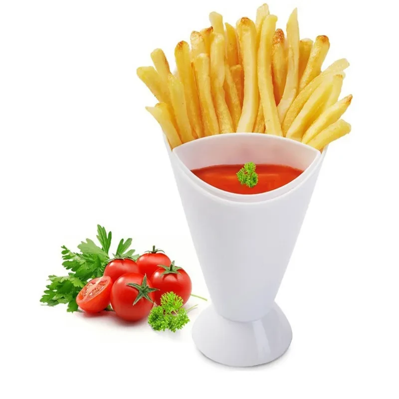 Taza de ensalada de verduras con papas fritas estilo occidental, vajilla creativa diagonal estilo occidental
