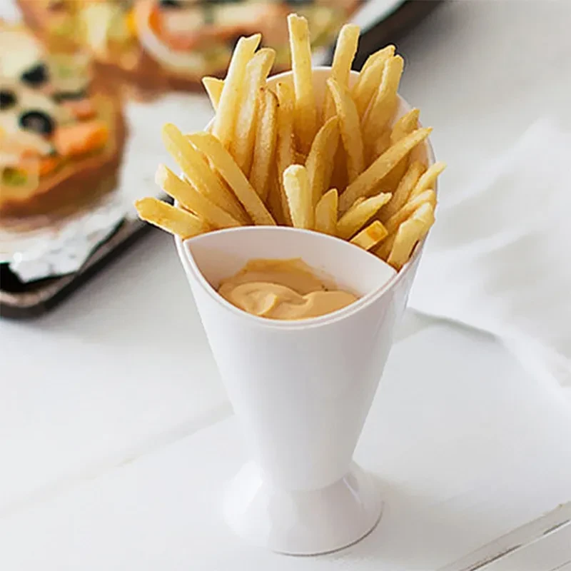 Taza de ensalada de verduras con papas fritas estilo occidental, vajilla creativa diagonal estilo occidental