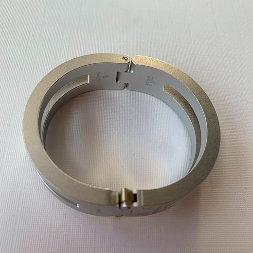 Pulsera con accesorios de estilo tecnológico