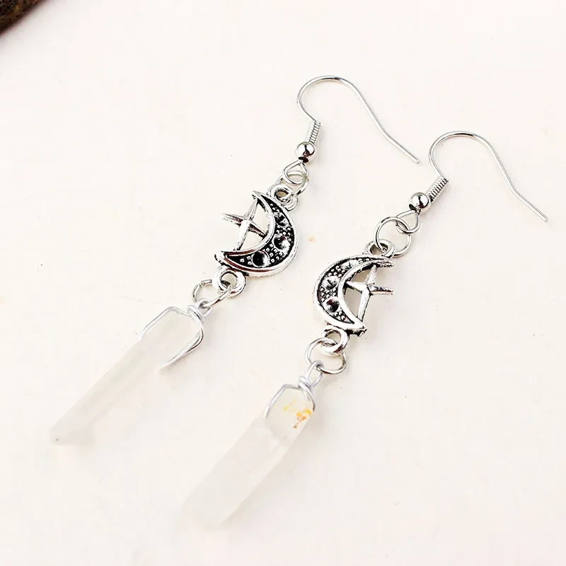Pendientes de gancho para la oreja con piedra de cuarzo irregular de estrella y luna que combinan con todo.
