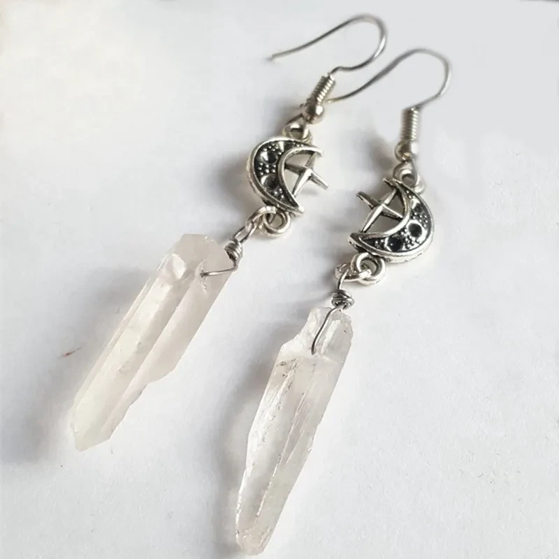 Pendientes de gancho para la oreja con piedra de cuarzo irregular de estrella y luna que combinan con todo.