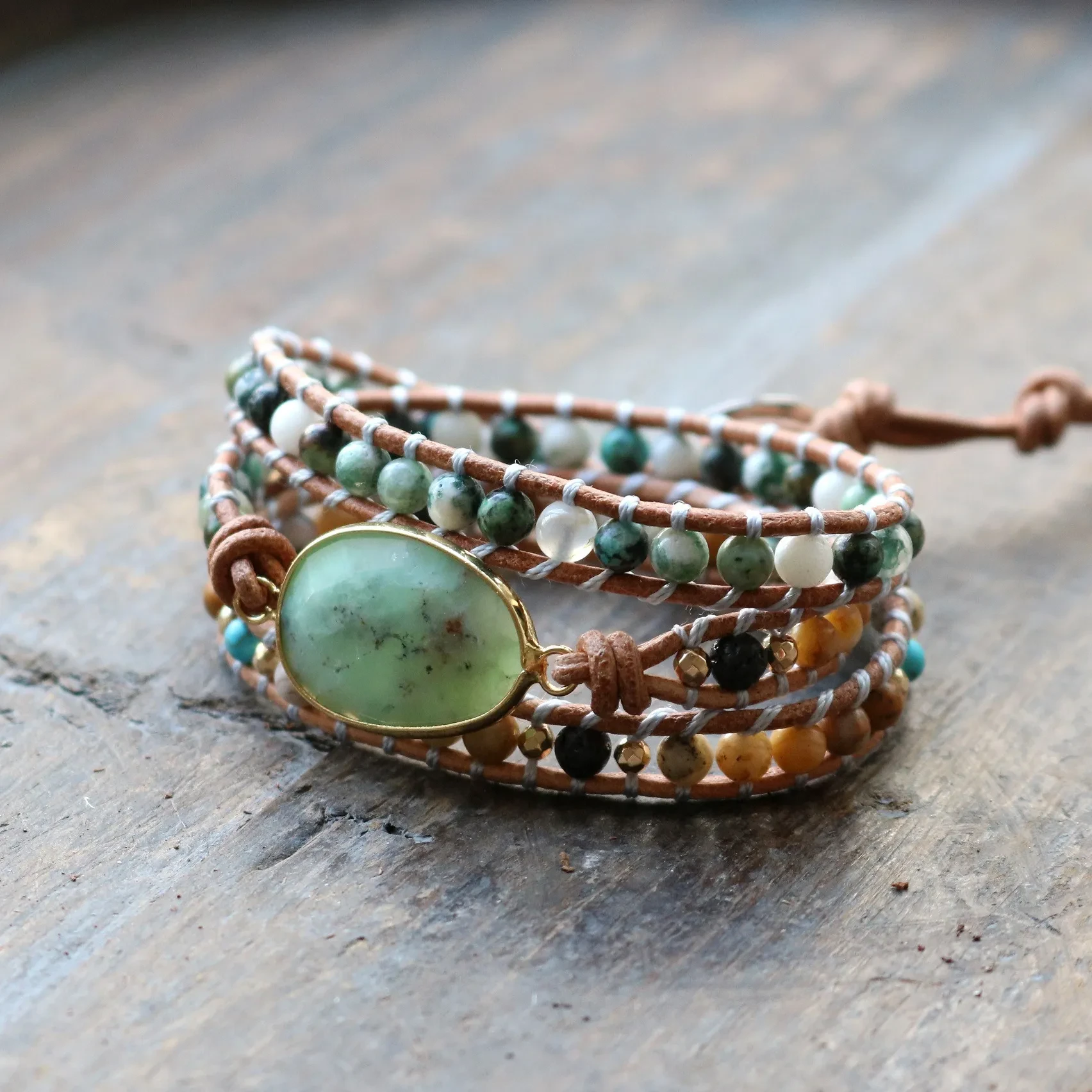 Pulsera de piedra natural de tres capas, hecha a mano, con cuentas, estilo femenino, con cordón de cuero.