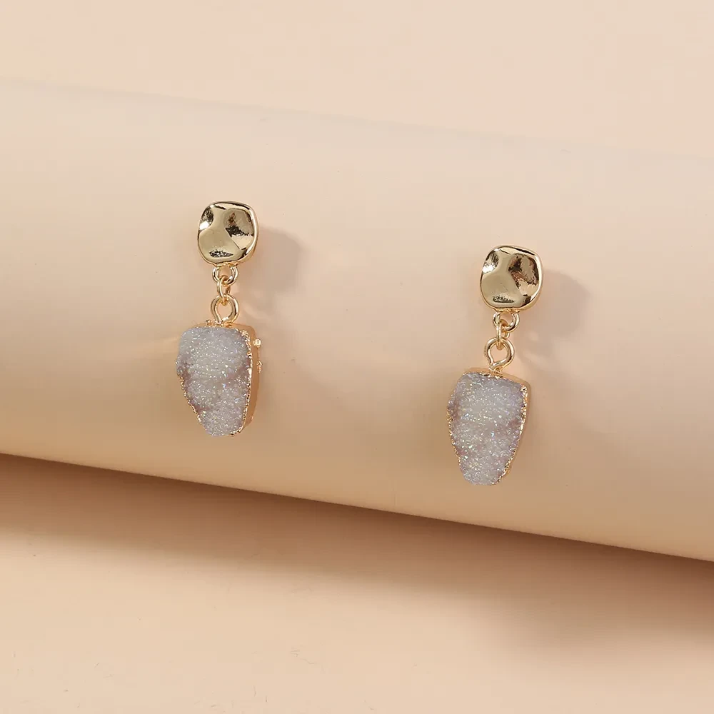 Pendientes de imitación de piedra natural con personalidad exagerada, pequeños, pequeños, estilo frío, joyería femenina.