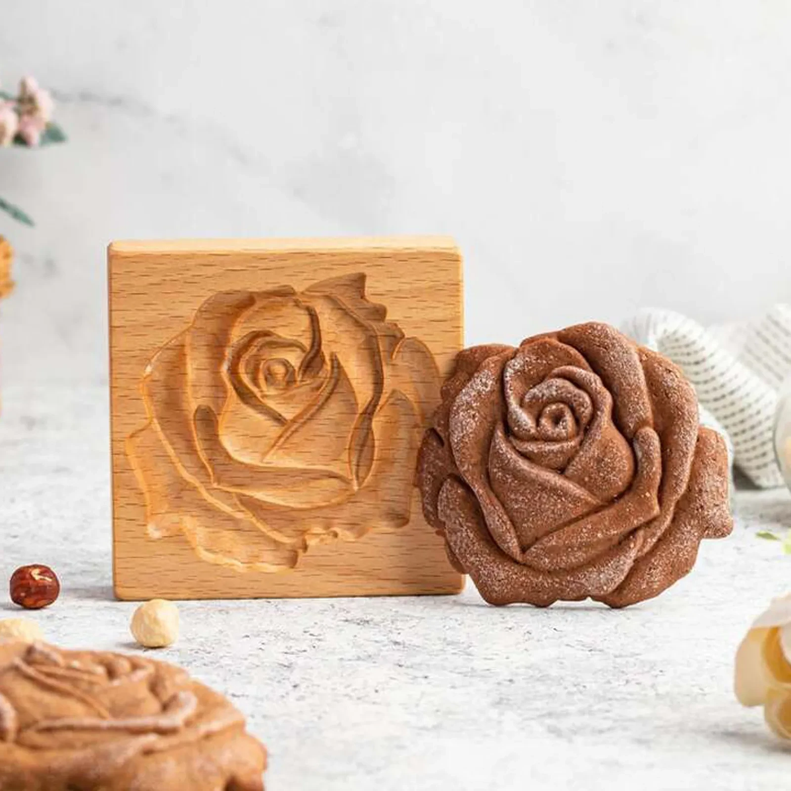 Molde de madera para galletas de jengibre con forma de rosa de piñones