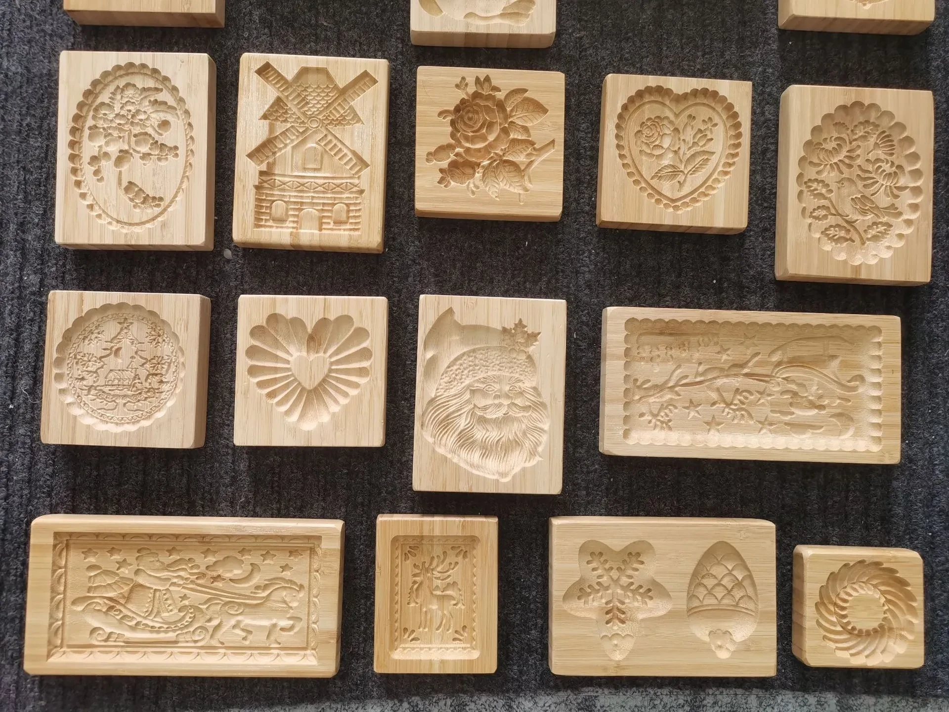 Molde de madera para galletas de jengibre con forma de rosa de piñones