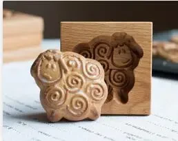 Molde de madera para galletas de jengibre con forma de rosa de piñones