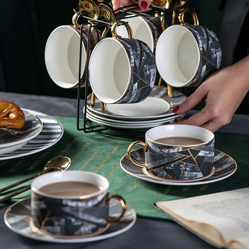 Taza de café y platillo con cuadros de diamantes