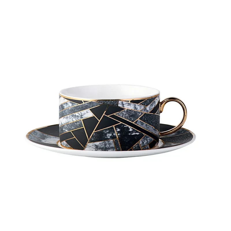 Taza de café y platillo con cuadros de diamantes