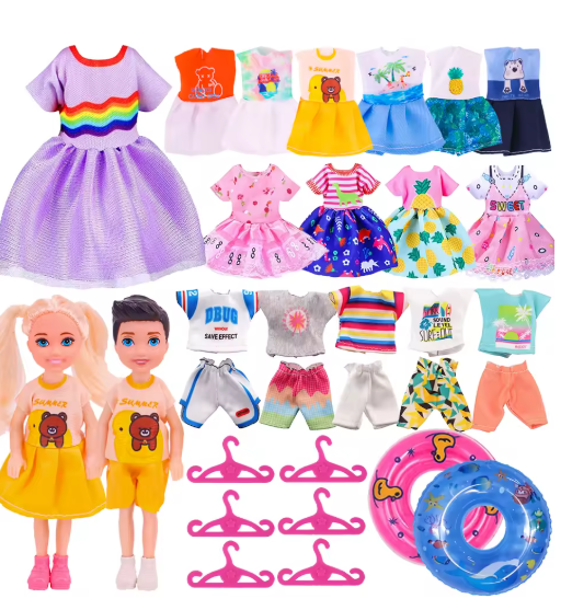 Juego de ropa para muñeca Kelly de 36 piezas de 6 pulgadas. Incluye 5 vestidos para niña, 5 camisetas y pantalones para niño, 2 pares de zapatos, 2 muñecas, 20 perchas y 2 anillos de natación.