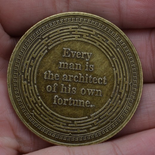 Monedas de león con relieve antiguo de arquitecto