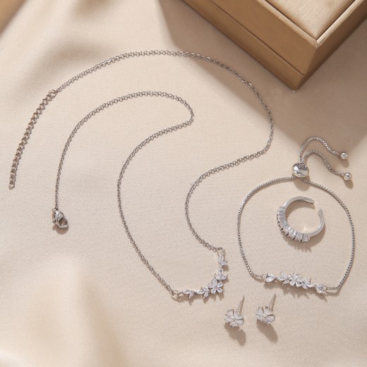 Conjunto de joyería elegante y sencillo con incrustaciones de circonitas, collar de flores de plata, pendientes exquisitos, pulsera y anillo, ideal para uso diario en días festivos de mujer.