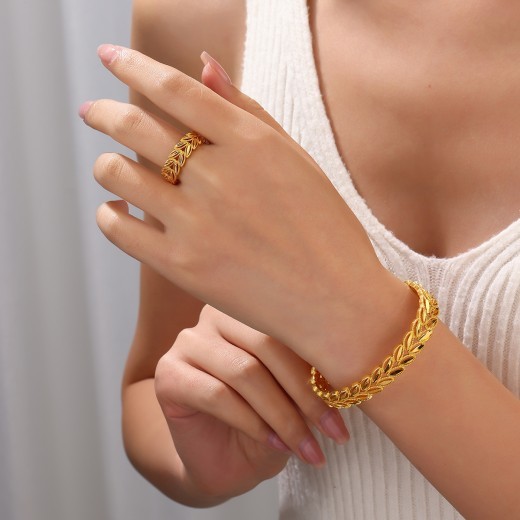 Juego de 2 pulseras y anillos con apertura de hojas de trigo chapadas en oro de 18 quilates, ideales para el uso diario de las mujeres, como regalo de joyería para las fiestas.