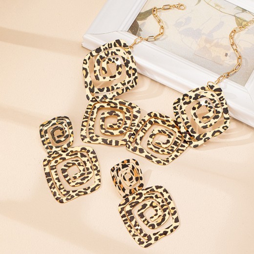 Pendientes con diseño de leopardo, diseño geométrico, círculos, espirales y textura.