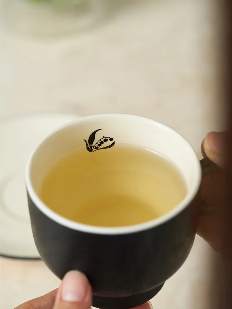 Taza de café y platillo de cerámica con diseño de lirio de los valles, estilo retro, color negro sólido