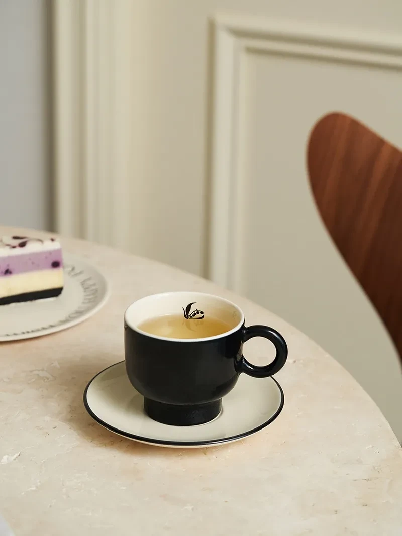 Taza de café y platillo de cerámica con diseño de lirio de los valles, estilo retro, color negro sólido
