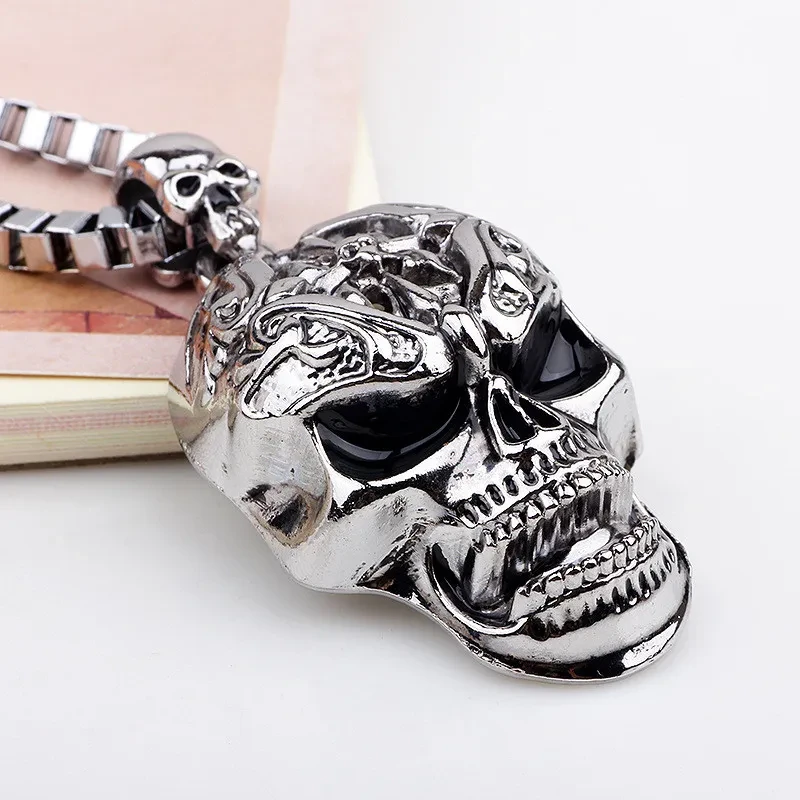 Collar con colgante de calavera para hombre