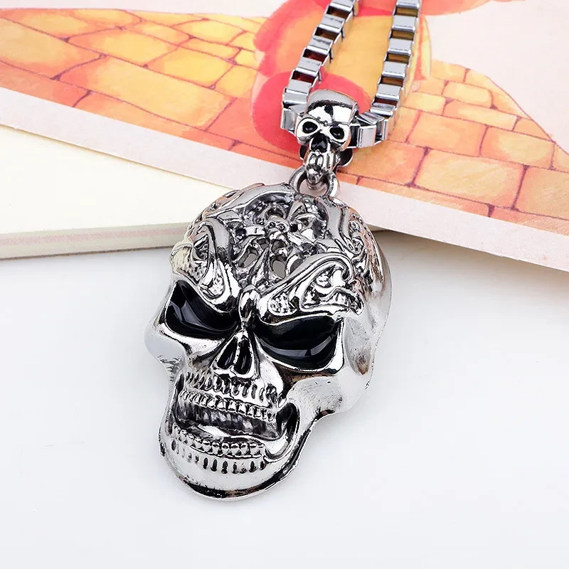 Collar con colgante de calavera para hombre