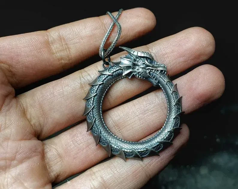 Collar con colgante de Ouroboros y dragón de metal para hombre