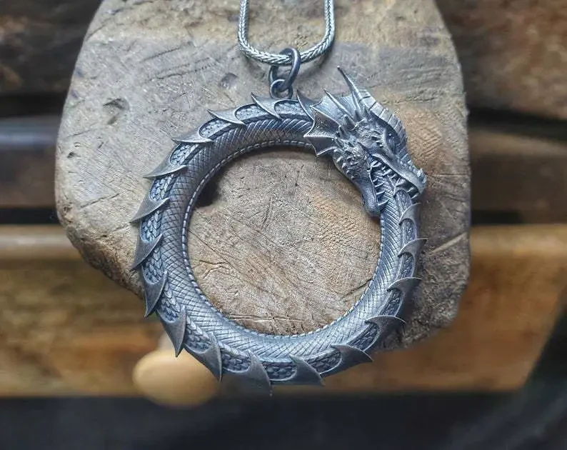 Collar con colgante de Ouroboros y dragón de metal para hombre