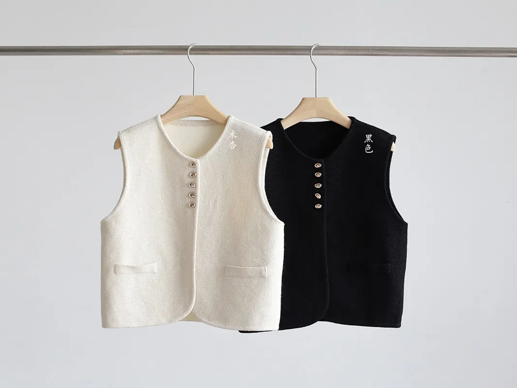 Chaleco de punto de lujo estático con cuello redondo y hebilla dorada estilo Old Money