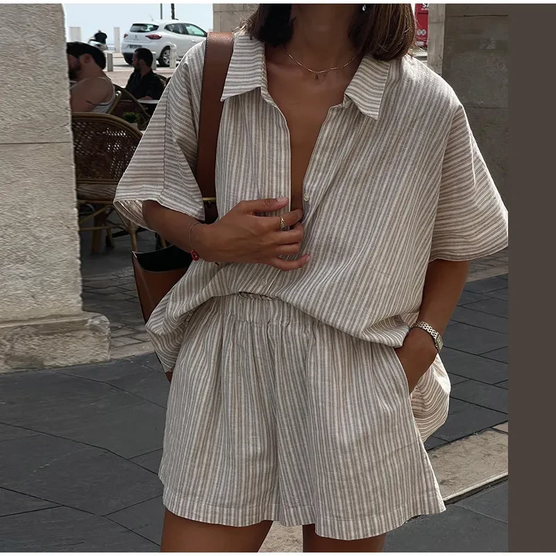 Traje de camisa y pantalones cortos a rayas holgados e informales de moda