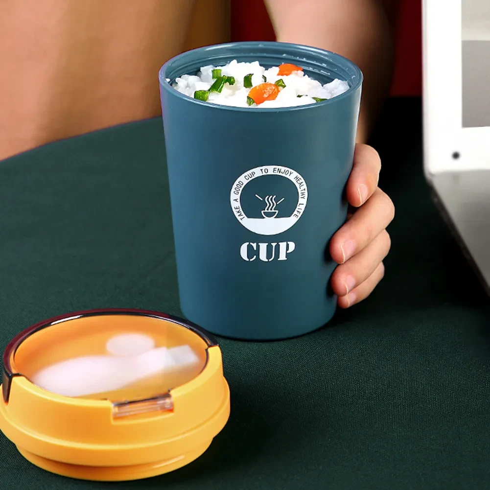 Estudiante de oficina, desayuno, café, leche, té, taza con cuchara