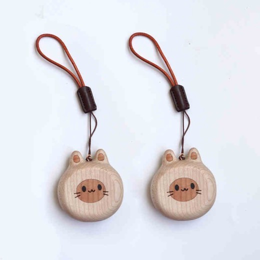 Llavero de madera con diseño de perros y gatos