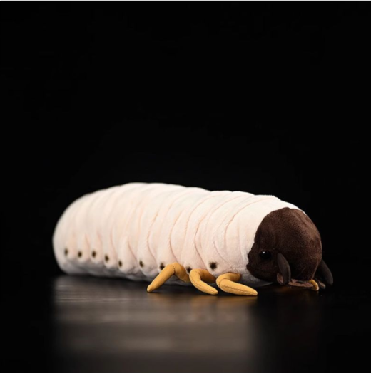 Animales de peluche que simulan pollos y gusanos