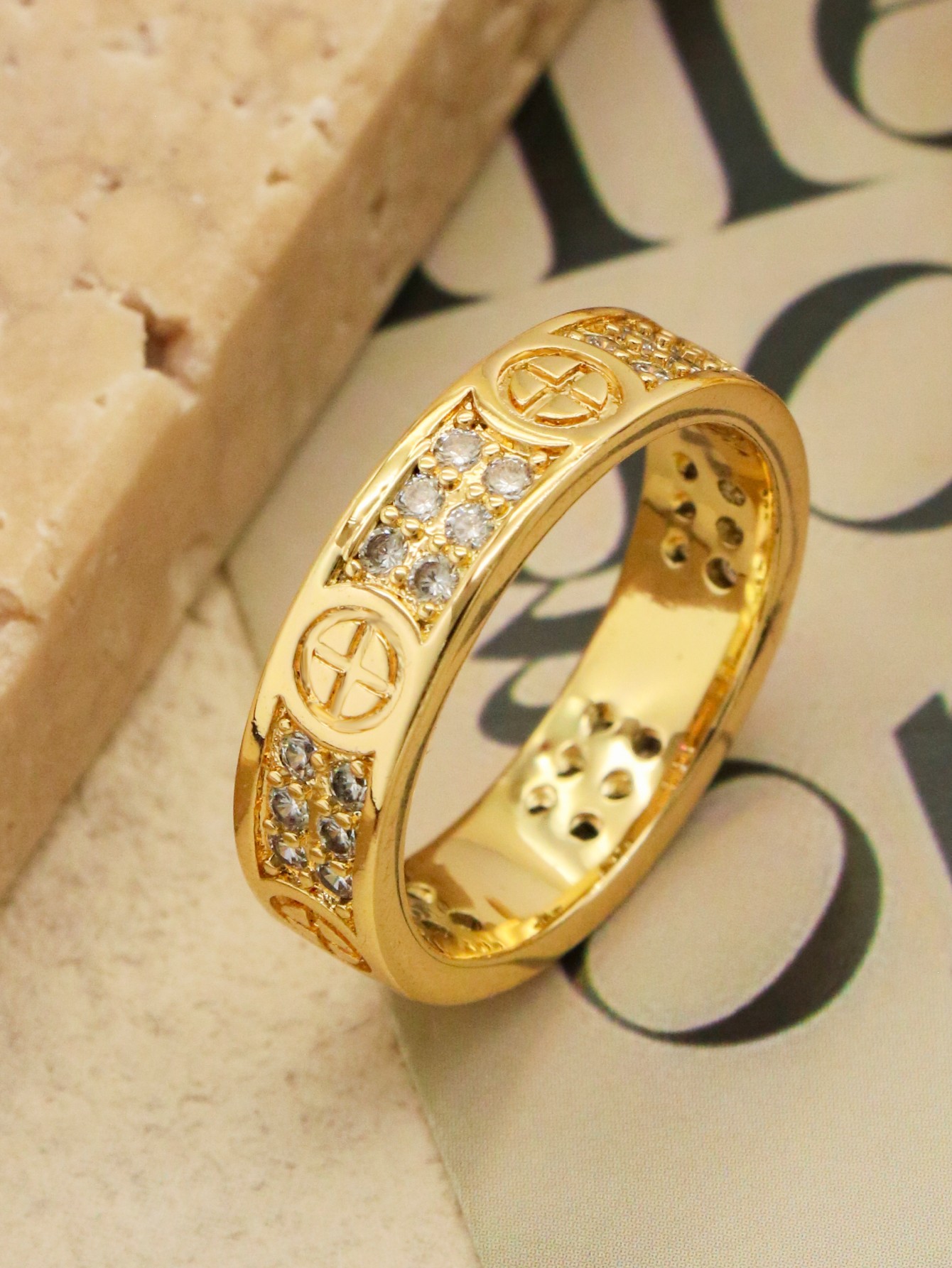 Anillo clásico dorado con incrustaciones de circonita para hombre y mujer, muy vendido.