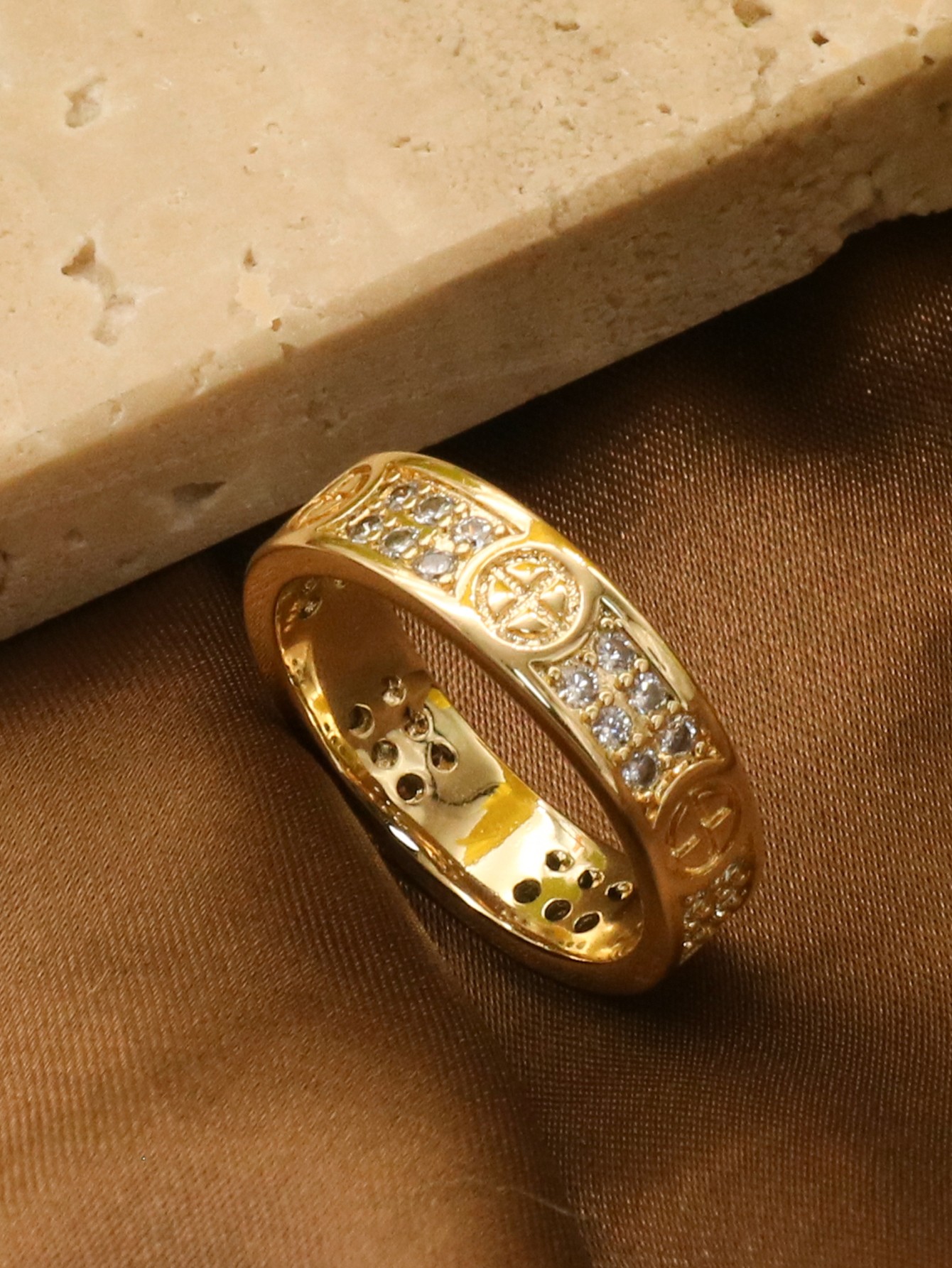 Anillo clásico dorado con incrustaciones de circonita para hombre y mujer, muy vendido.