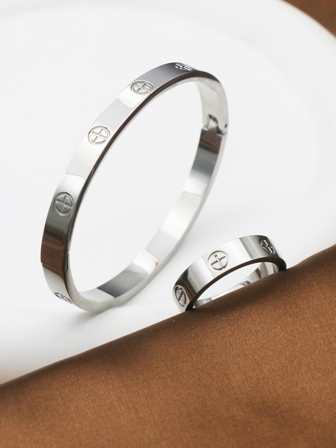 Juego de 2 pulseras y brazaletes de diseño de moda de 6 mm de ancho para mujeres y hombres.