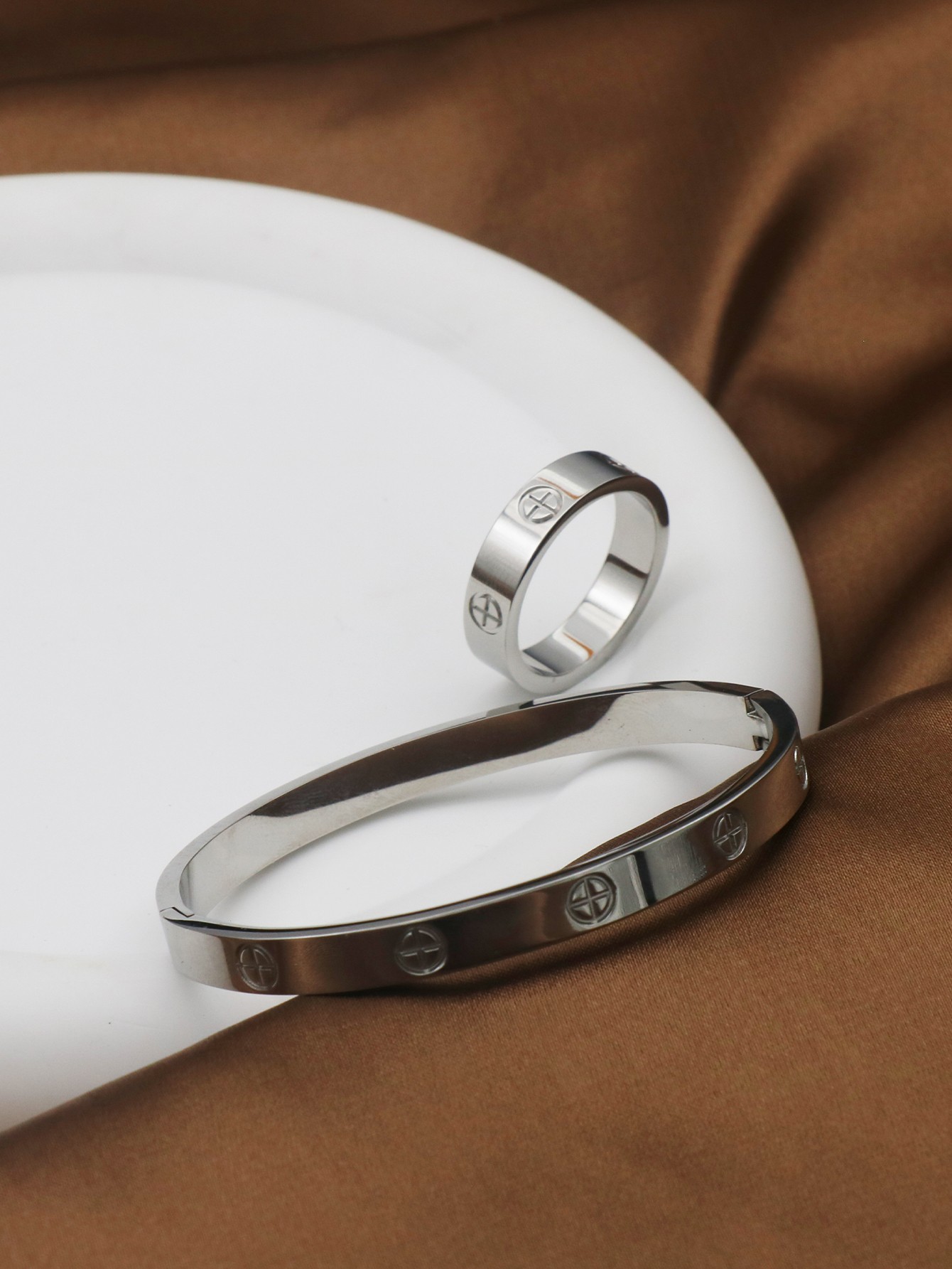 Juego de 2 pulseras y brazaletes de diseño de moda de 6 mm de ancho para mujeres y hombres.