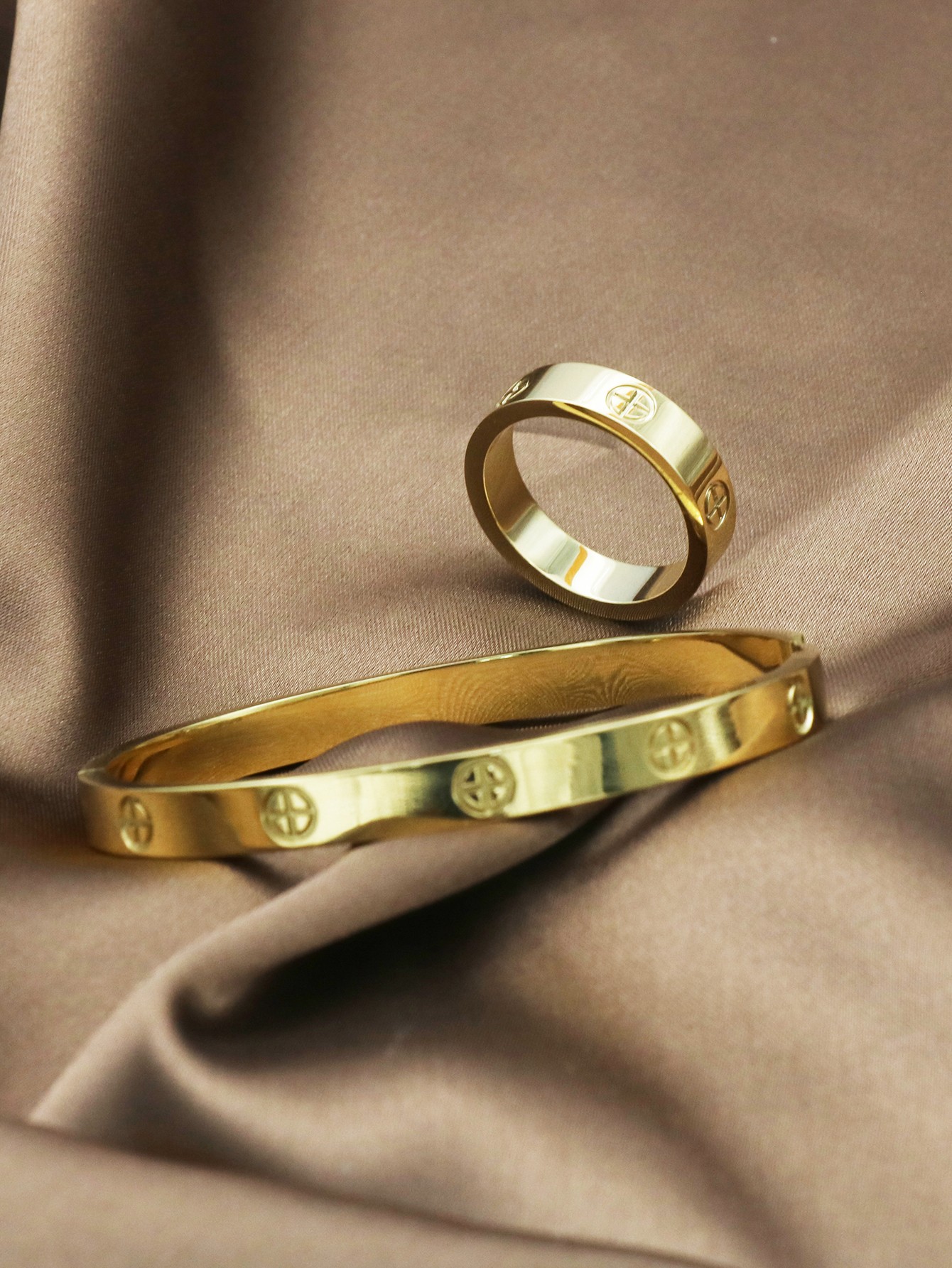 Juego de 2 pulseras y brazaletes de diseño de moda de 6 mm de ancho para mujeres y hombres.