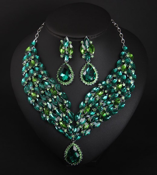 Conjunto de collar y pendientes africanos de cristal