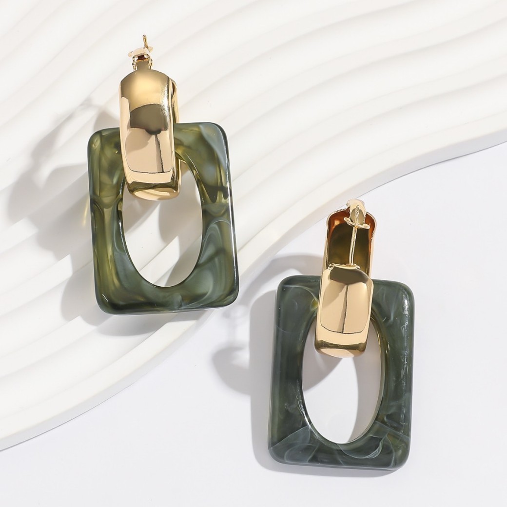 Pendientes acrílicos vintage blancos con geometría hueca