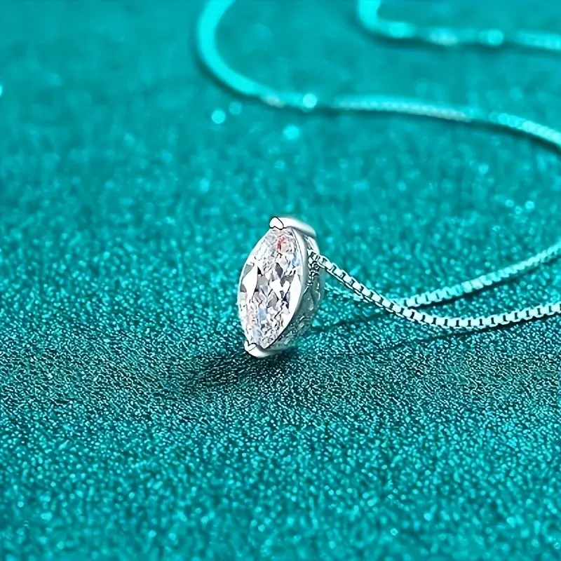 Collar con colgante de moissanita marquesa
