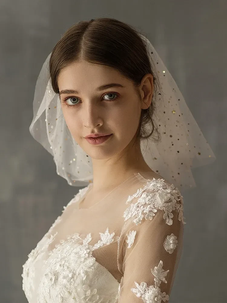 Velo corto de novia multicapa de hilo blanco